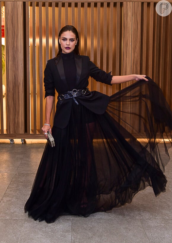 Paloma Bernardi apostou em um vestido all black com renda e muito volume para o Prêmio Geração Glamour