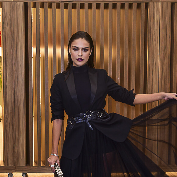 Paloma Bernardi apostou em um vestido all black com renda e muito volume para o Prêmio Geração Glamour