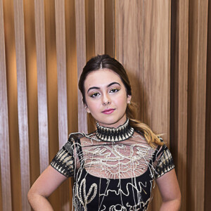 Klara Castanho apostou em um vestido com transparência de Fabiana Milazzo para o Prêmio Geração Glamour