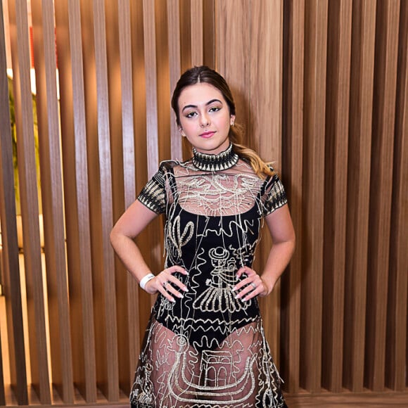 Klara Castanho apostou em um vestido com transparência de Fabiana Milazzo para o Prêmio Geração Glamour