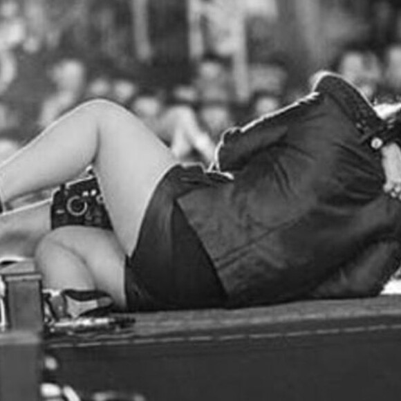 Maiara e Maraisa se abraçam e caem no palco de show