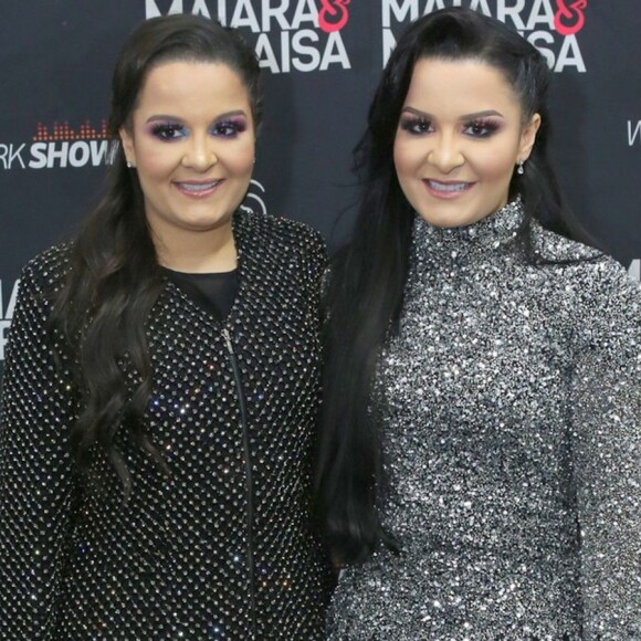 Maiara e Maraisa levam tombo no palco durante show