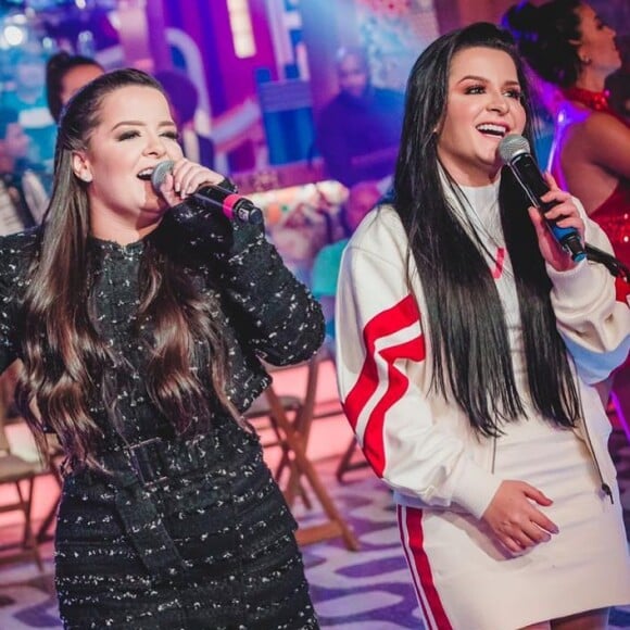 Maiara e Maraisa se abraçam durante apresentação