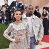 Kim Kardashian usou o Twitter para confirmar o nascimento do seu 4º filho com Kanye West, um menino.
