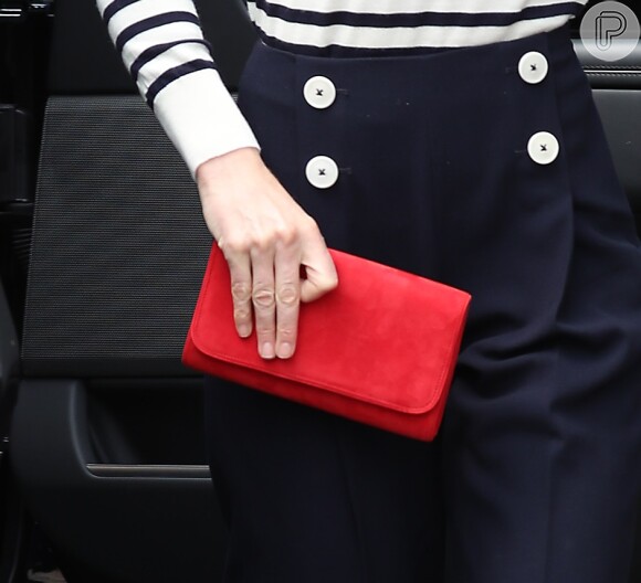 Kate Middleton usou uma clutch vermelha para fazer um ponto de cor no look navy