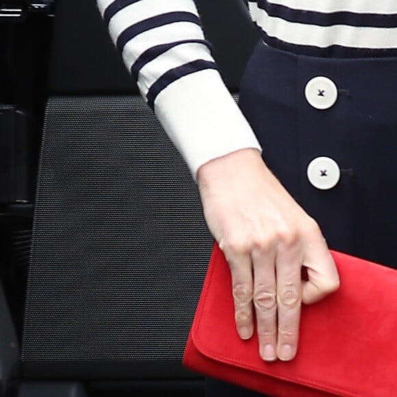 Kate Middleton usou uma clutch vermelha para fazer um ponto de cor no look navy