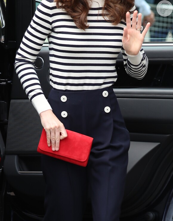 Kate Middleton elegeu azul marinho, vermelho e branco para compor o seu look em uma pegada casual chic