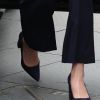 Kate Middleton elegeu scarpin de camurça também azul marinho para combinar com look