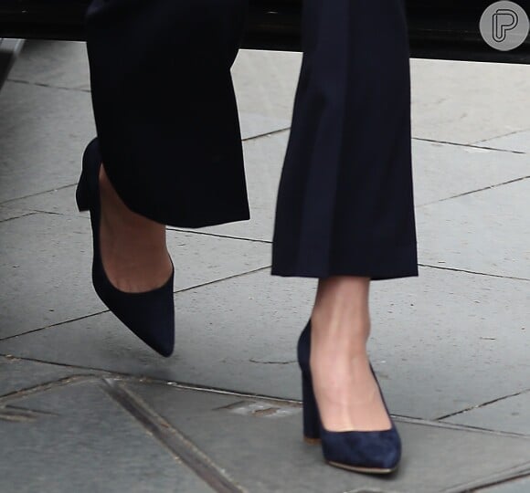 Kate Middleton elegeu scarpin de camurça também azul marinho para combinar com look