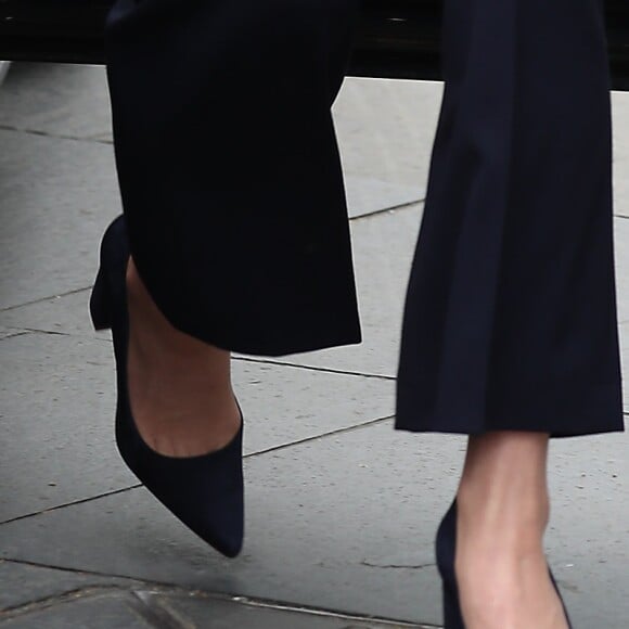 Kate Middleton elegeu scarpin de camurça também azul marinho para combinar com look