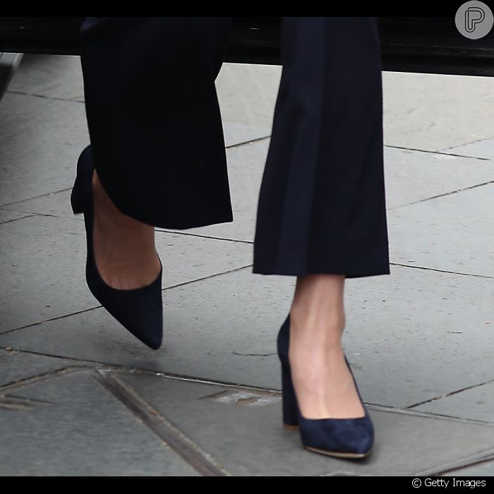 Kate Middleton elegeu scarpin de camurça também azul marinho para combinar  com look - Purepeople
