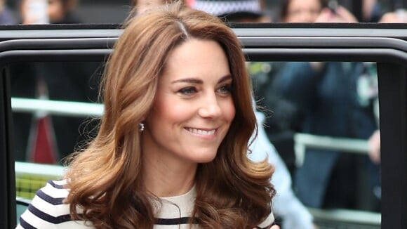 Moda acessível com Kate Middleton: duquesa elege calça de R$ 667 para look navy