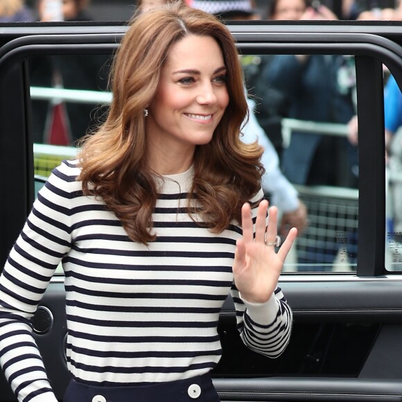 Kate Middleton usa look acessível em evento oficial com príncipe William. Veja todos os detalhes
