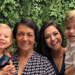 Thais Fersoza posou com a mãe e os filhos em foto postada no Instagram