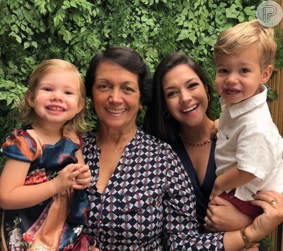 Thais Fersoza posou com a mãe e os filhos em foto postada no Instagram