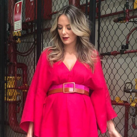 Grávida, Ticiane Pinheiro adora peças com cores vibrantes 