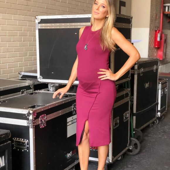 Ticiane Pinheiro não abre mão de produções cheias de estilo, com fendas e recortes, na gravidez