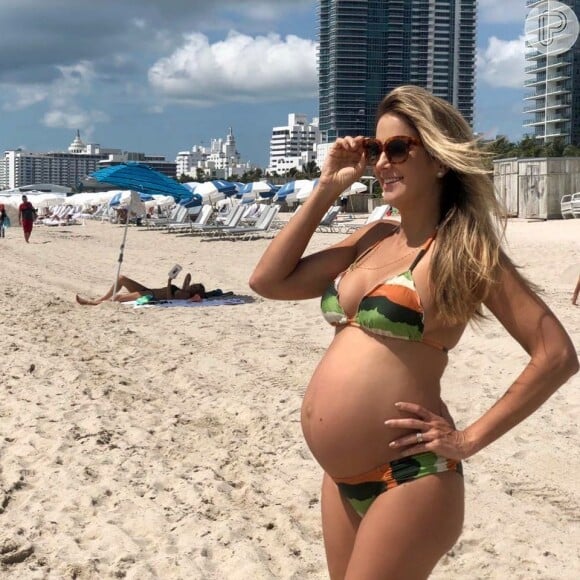 Ticiane Pinheiro, grávida, aparece cheia de estilo na moda praia 