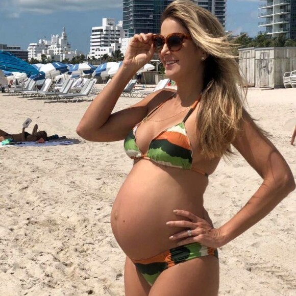 Ticiane Pinheiro, grávida, aparece cheia de estilo na moda praia 
