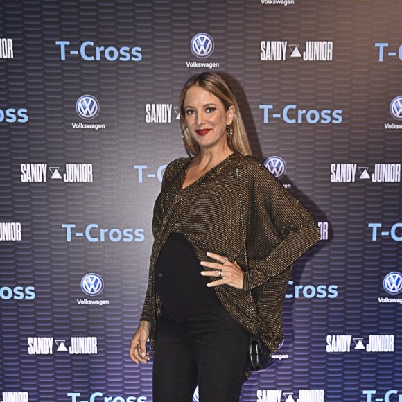 Ticiane Pinheiro, em show, aliou bota e calça no mesmo tom, alongando o look