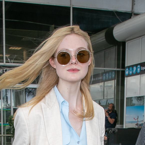 Festival de Cannes começa nesta terça-feira (14 de maio). A atriz Elle Fanning escolheu um visual bem clássico com terno e camisa em linho clarinho