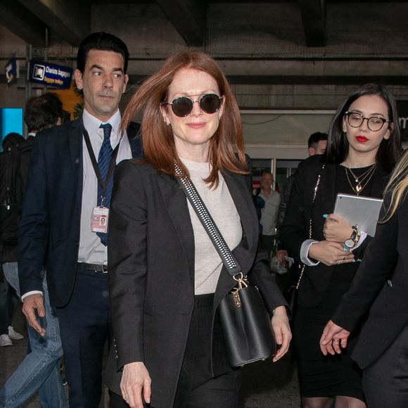 Festival de Cannes começa nesta terça-feira (14 de maio). Julianne Moore também escolheu o clássico, porém em preto, e arrematou com tênis e bolsa poderosa