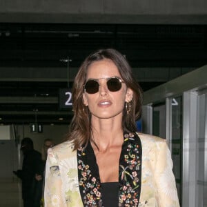 Festival de Cannes começa nesta terça-feira (14 de maio). O terno foi a aposta de Izabel Goulart. A modelo escolheu look floral em floral leve, em sintonia com o balneário