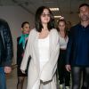 Festival de Cannes começa nesta terça-feira (14 de maio). Selena Gomez apostou no visual monocromático e chique, com cardigan longo arrematando o look