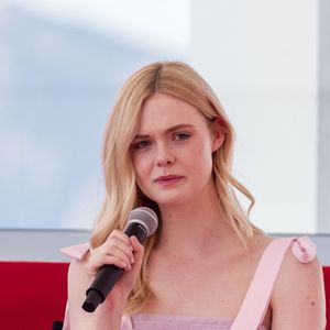 Festival de Cannes começa nesta terça-feira (14 de maio). Elle Fanning escolheu vestido com babados e estilo bem feminino para sua primeira coletiva