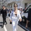 Festival de Cannes começa nesta terça-feira (14 de maio). Alessandra Ambrosio também escolheu look em branco total e deixou a lingerie à mostra reforçando seu estilo sexy