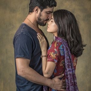 Laila (Julia Dalavia) e Jamil (Renato Góes) brigam por causa de Bruno (Rodrigo Simas) na novela 'Órfãos da Terra'