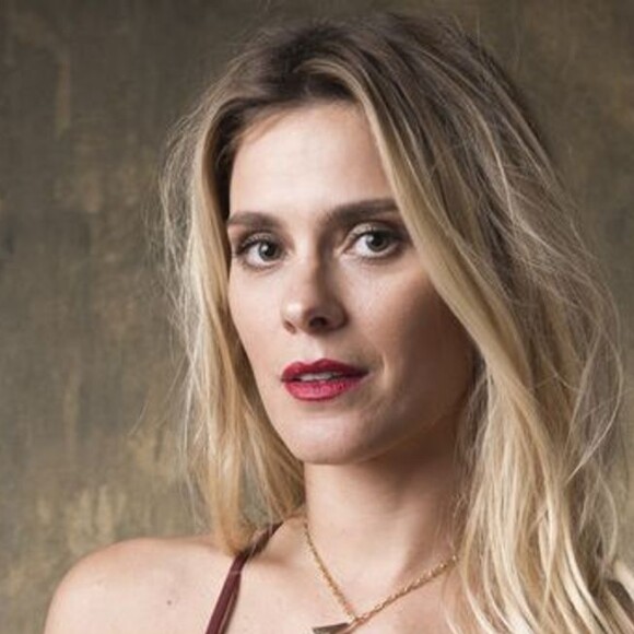 Carolina Dieckmann grita ao colocar piercing na orelha