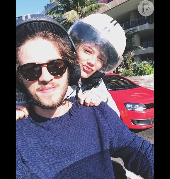 Chay Suede postou foto ao lado da namorada Laura Neiva durante passeio de moto na manhã desta quinta-feira, 9 de outubro de 2014