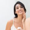 Loções e cremes hidratantes devem ser aplicados diaramente na pele do rosto e do corpo