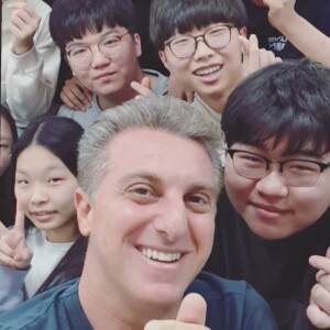 Luciano Huck e Joaquim viajaram para a Coreia do Sul para fazer matéria sobre qualidade de vida e educação na em Songdo, nova cidade inteligente, também chamada de Cidade Ubíqua