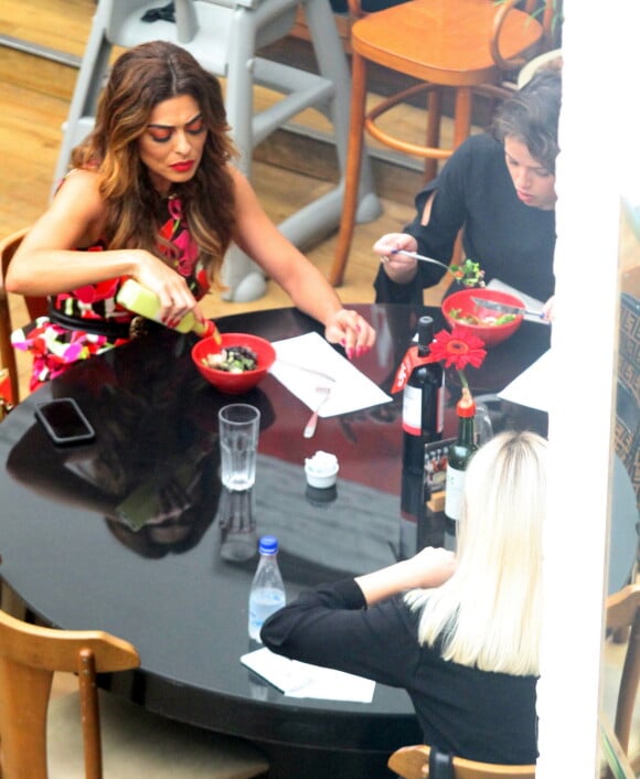 Juliana Paes, Agatha Moreira e Monica Iozzi foram clicadas fazendo uma refeição em shopping do Rio, onde gravaram cenas da novela 'A Dona do Pedaço'