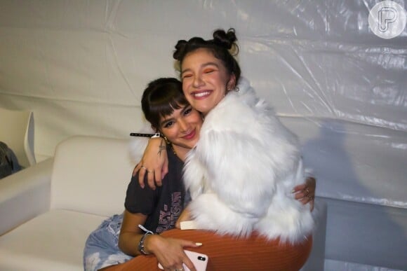 Bruna Marquezine posa com a amiga Priscilla Alcântara após show
