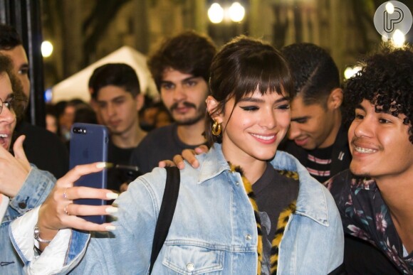 Bruna Marquezine posou para selfies com fãs no show