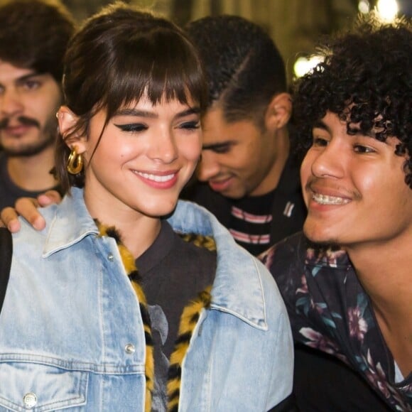 Bruna Marquezine posou para selfies com fãs no show