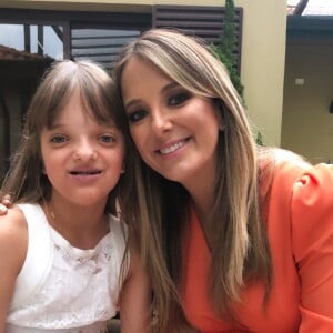 Ticiane Pinheiro posa com a primogênita, Rafaella Justus, no chá de bebê de Manuella