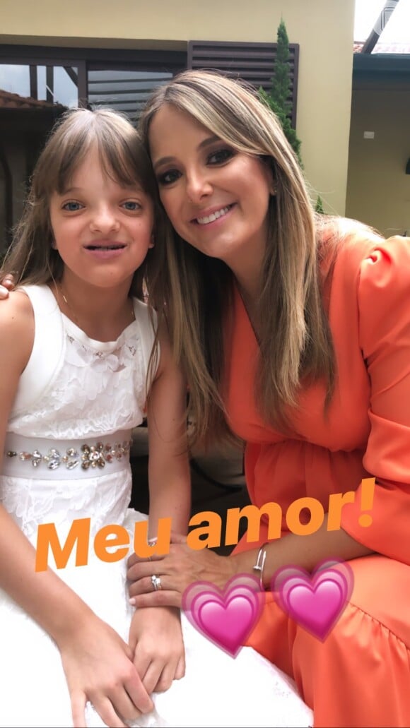 Ticiane Pinheiro posa com a primogênita, Rafaella Justus, no chá de bebê de Manuella