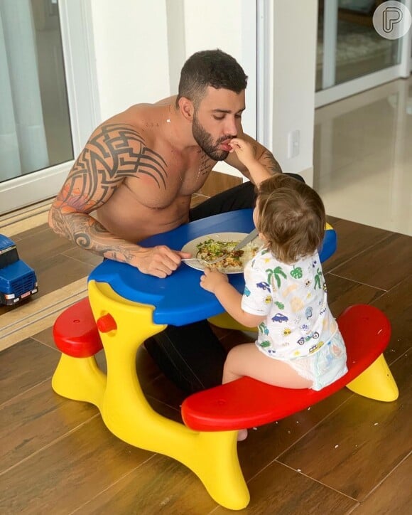 Gusttavo Lima foi filmado dando comida para o filho mais velho, Gabriel