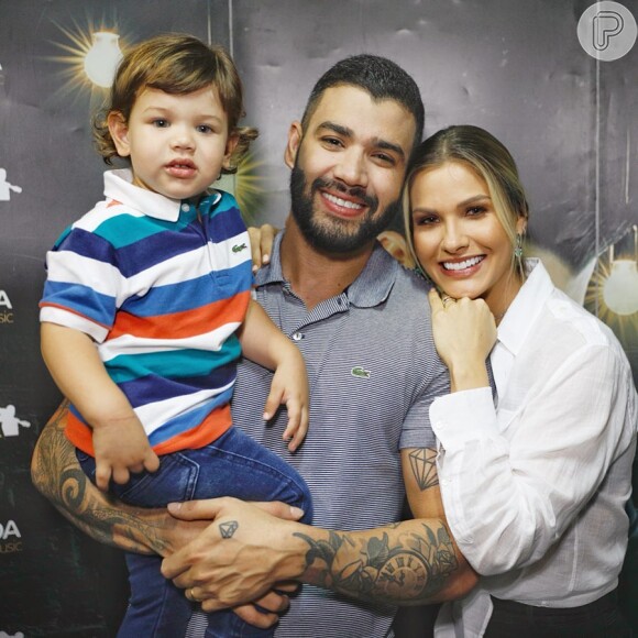 Gusttavo Lima e Andressa Suita tem uma banheira integrada ao quarto do casal