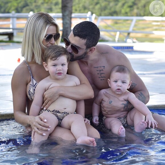 Gusttavo Lima brinca com filhos e banheira no quarto chama atenção. Vídeo!