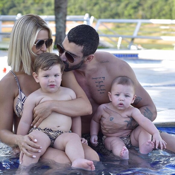 Gusttavo Lima brinca com filhos e banheira no quarto chama atenção. Vídeo!