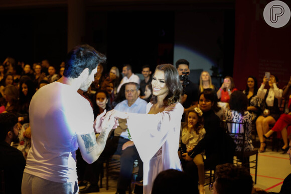 Adriana Sant'Anna e Rodrigão desfilam juntos em showroom de marca de lingerue nesta terça-feira, dia 21 de maio de 2019