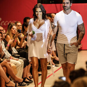 Roupa de noiva? Adriana Sant'Anna usou um body transparente e uma saia aliados a um buquê de flores em desfile nesta terça-feira, dia 21 de maio de 2019