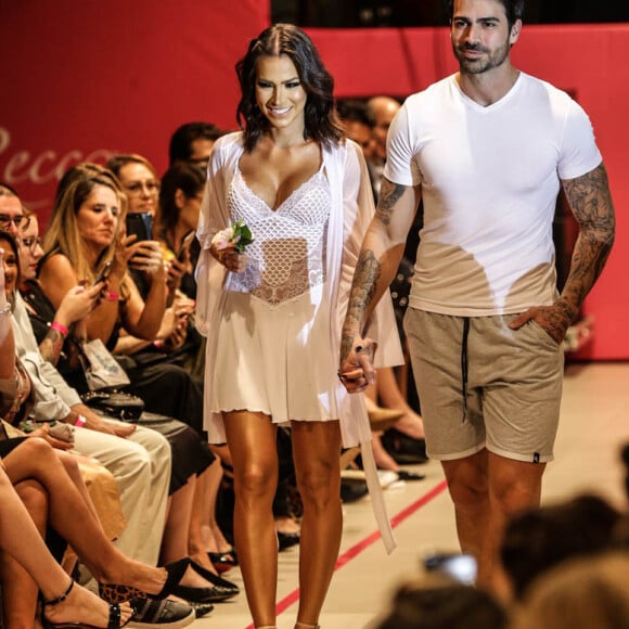 Roupa de noiva? Adriana Sant'Anna usou um body transparente e uma saia aliados a um buquê de flores em desfile nesta terça-feira, dia 21 de maio de 2019