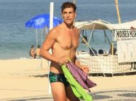 Aos 46 anos, Reynaldo Gianecchini chama atenção ao deixar praia de sunga. Fotos!