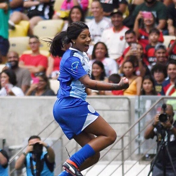 A cantora Ludmilla já até bateu uma bolinha no Futebol das Estrelas. A artista conseguiu fazer dois gols.